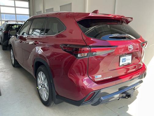 Ruby Flare Pearl 2026 Toyota Highlander Hybrid Limited