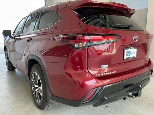 Ruby Flare Pearl 2026 Toyota Highlander Hybrid XLE