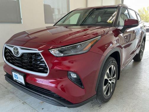 Ruby Flare Pearl 2026 Toyota Highlander Hybrid XLE