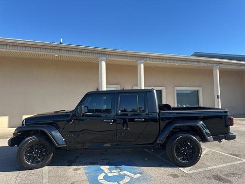 2022 Jeep Gladiator Sport S