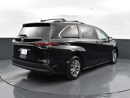 2022 Toyota Sienna XLE 7 Passenger