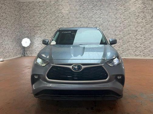 Moon Dust 2021 Toyota Highlander Hybrid XLE
