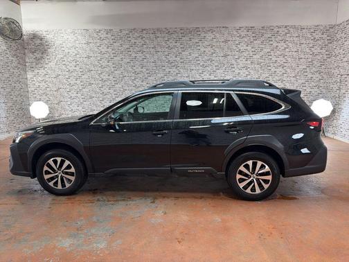 Crystal Black Silica 2023 Subaru Outback Premium