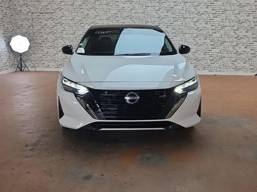 Aspen White Tricoat/Super Black 2024 Nissan Sentra SR