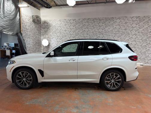 Mineral White Metallic 2024 BMW X5 sDrive40i