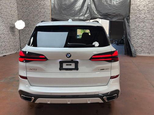 Mineral White Metallic 2024 BMW X5 sDrive40i
