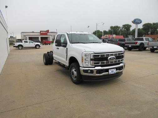 Oxford White 2026 Ford F-350 XLT
