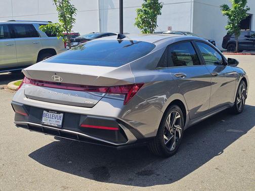 Fluid Metal 2025 Hyundai ELANTRA Limited