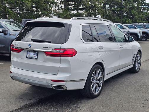 Mineral White Metallic 2022 BMW X7 xDrive40i