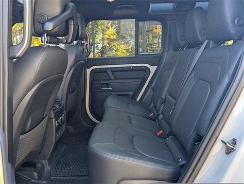 2025 Land Rover Defender P400 X-Dynamic SE