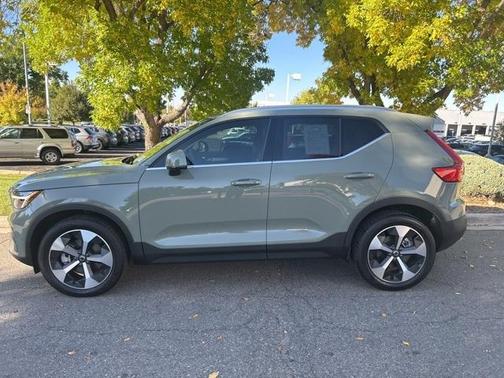2025 Volvo XC40 B5 Plus Bright Theme