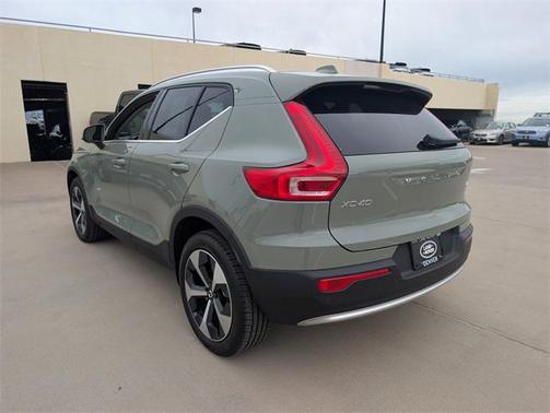 2025 Volvo XC40 B5 Plus Bright Theme