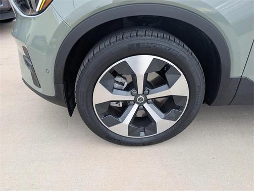 2025 Volvo XC40 B5 Plus Bright Theme