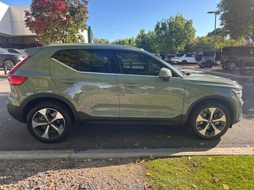 2025 Volvo XC40 B5 Plus Bright Theme