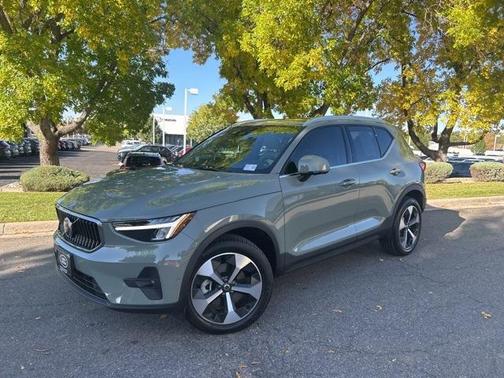 2025 Volvo XC40 B5 Plus Bright Theme