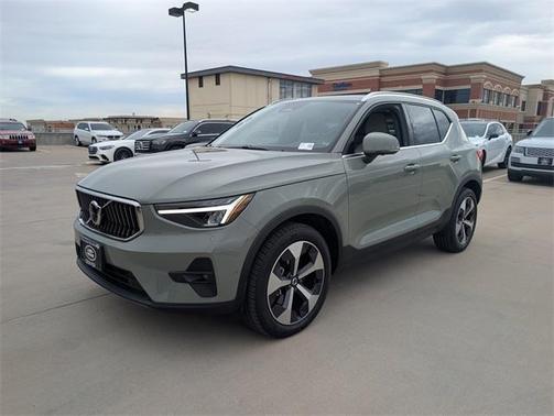2025 Volvo XC40 B5 Plus Bright Theme