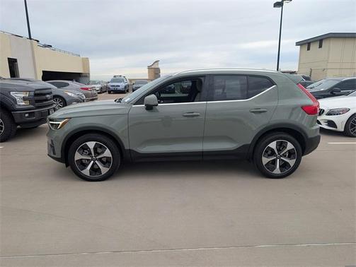 2025 Volvo XC40 B5 Plus Bright Theme