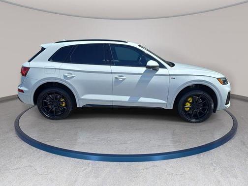 Glacier White Metallic 2023 Audi Q5 45 S line quattro Premium