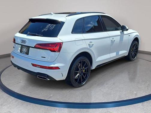 Glacier White Metallic 2023 Audi Q5 45 S line quattro Premium
