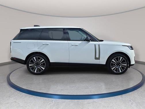 Icy White Gloss 2026 Land Rover Range Rover P550e SE