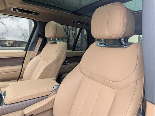 2025 Land Rover Range Rover P550e SE