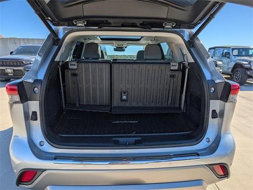 2022 Toyota Highlander Hybrid Platinum