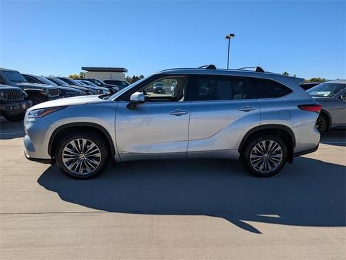 2022 Toyota Highlander Hybrid Platinum
