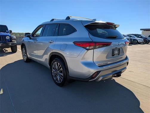 2022 Toyota Highlander Hybrid Platinum