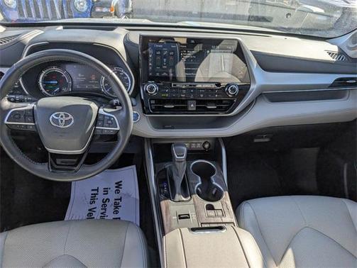 2022 Toyota Highlander Hybrid Platinum