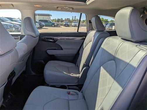 2022 Toyota Highlander Hybrid Platinum