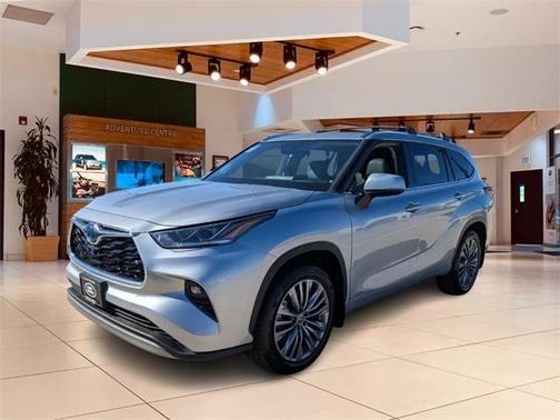 2022 Toyota Highlander Hybrid Platinum