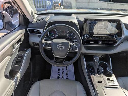 2022 Toyota Highlander Hybrid Platinum
