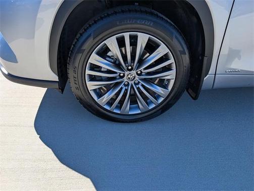 2022 Toyota Highlander Hybrid Platinum