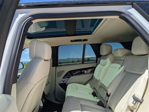 2025 Land Rover Range Rover P550e SE