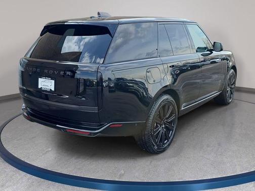 Santorini Black 2026 Land Rover Range Rover P550e SE