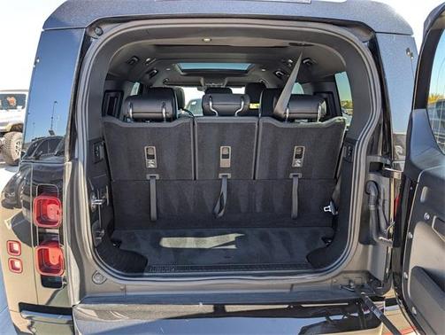 2024 Land Rover Defender P400 X-Dynamic SE