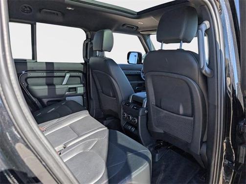 2024 Land Rover Defender P400 X-Dynamic SE