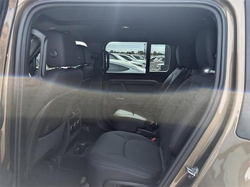 2025 Land Rover Defender P400 X-Dynamic SE