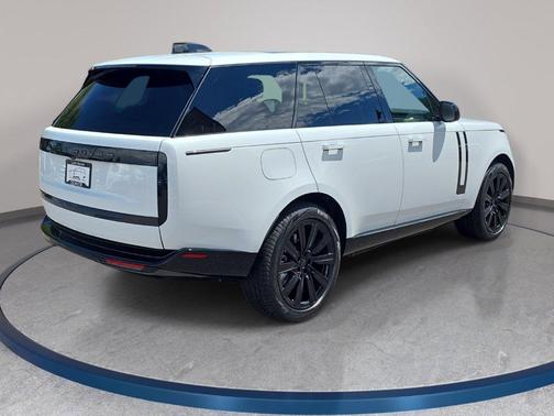 Fuji White 2026 Land Rover Range Rover P550e SE