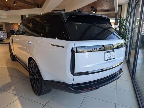 2025 Land Rover Range Rover P615 SV