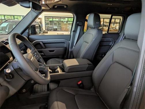 2025 Land Rover Defender P400 X-Dynamic SE