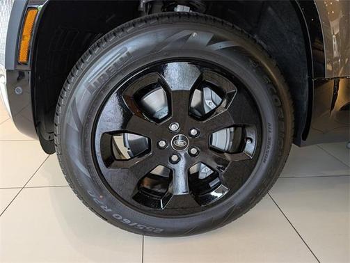 2025 Land Rover Defender P400 X-Dynamic SE