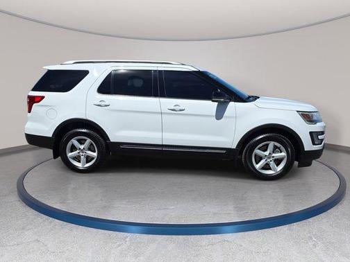 Oxford White 2017 Ford Explorer XLT