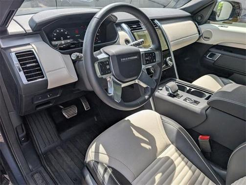 2024 Land Rover Discovery P300 Dynamic SE