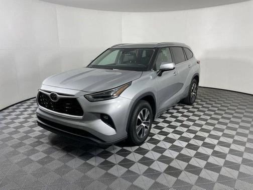 Photo 3 of 39 of 2021 Toyota Highlander XLE