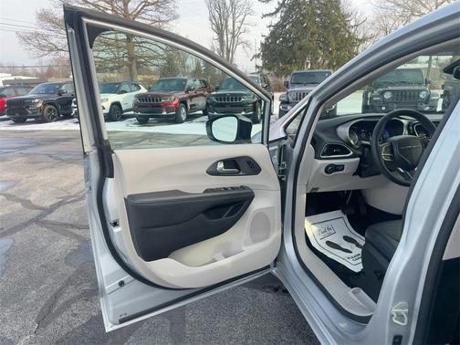 2024 Chrysler Pacifica Touring-L