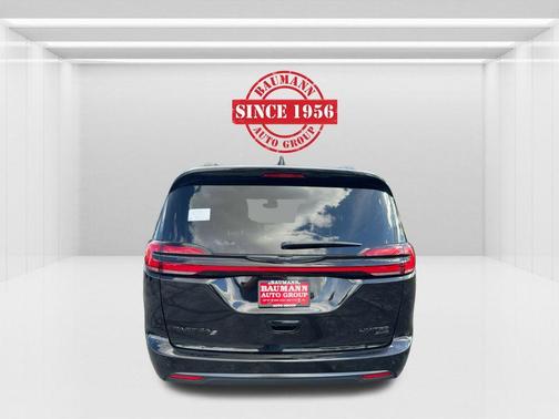 Diamond Black 2026 Chrysler Pacifica Limited