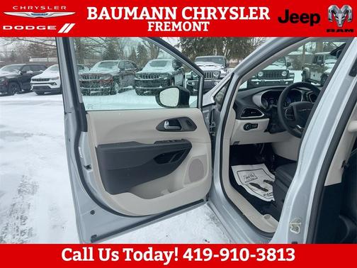 2024 Chrysler Pacifica Touring-L