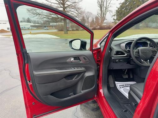 2026 Chrysler Pacifica Select AWD