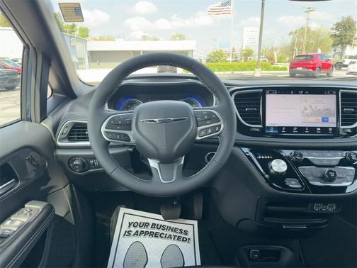 2025 Chrysler Pacifica Select